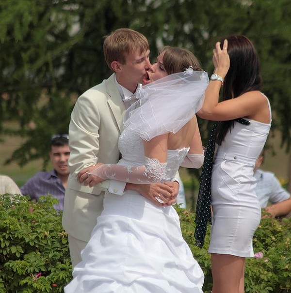 День неуклюжих моментов. Гости обнимают невесту. Жених обнимает невесту за грудь. Мой жених.